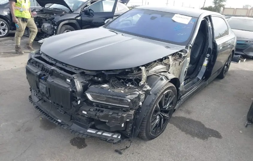 WBA33EJ02PCL90220 BMW 760i 2023